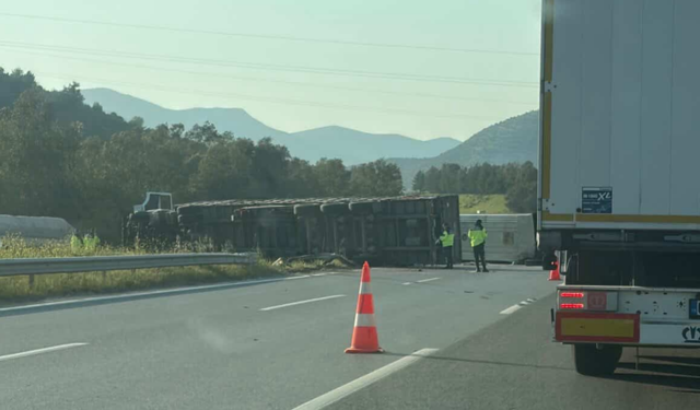 İzmir-Aydın Otoyolu’nda TIR bariyerlere çarptı: Sürücü yaralı