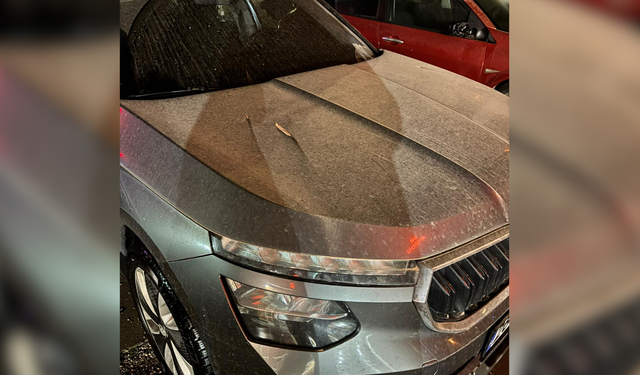 İzmir’de çöl tozu ve sağanak yağış birleşti: Araçlar çamura bulandı