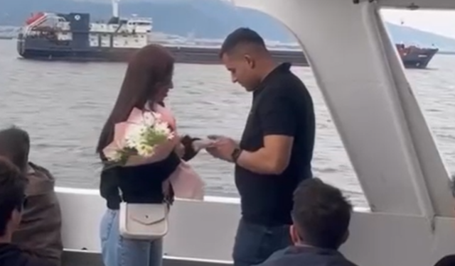 İzmir'de vapurda sürpriz evlilik teklifi duygulandırdı