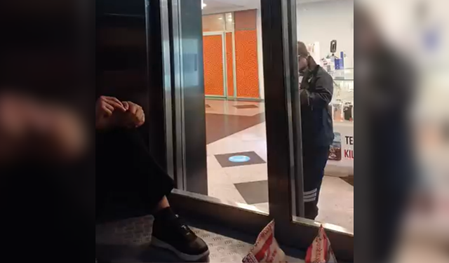 Karşıyaka'da AVM asansöründe dört kişi mahsur kaldı