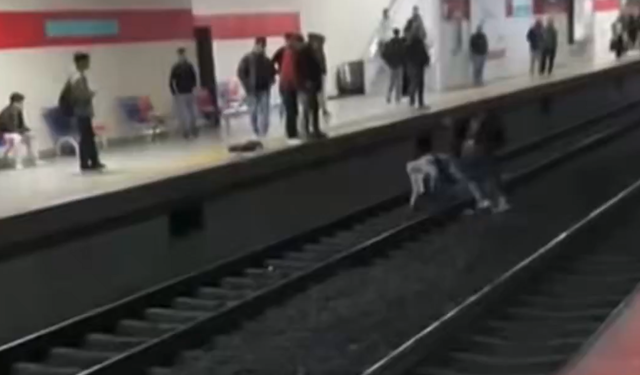 Karşıyaka İZBAN'da rayların üzerinde bıçaklı kavga