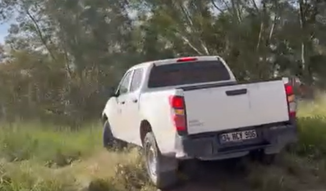 Karşıyaka'da yoğun trafikten kaçmak için araziye girdi
