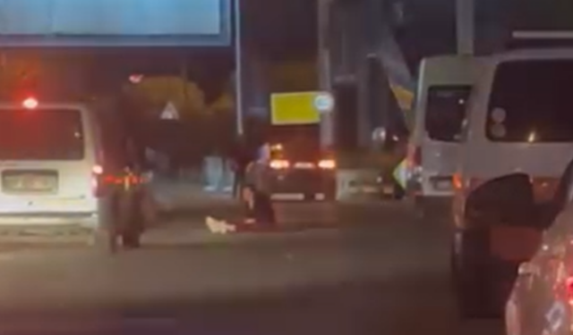 Karşıyaka'da bir kadın yol ortasında araçları durdurmaya çalıştı