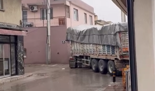 Arızalanan TIR nedeniyle Konak'ta yol kapandı