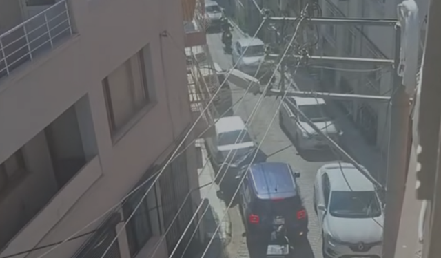 Konak'ta dar sokak trafiği kilitliyor: Mahalle sakinlerinden tek yön talebi