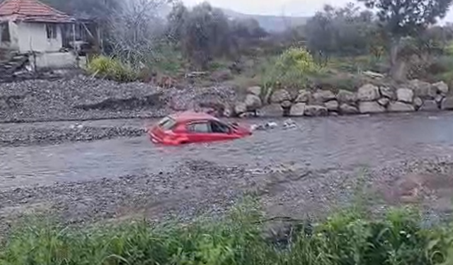 Menemen'de bir otomobil derede mahsur kaldı