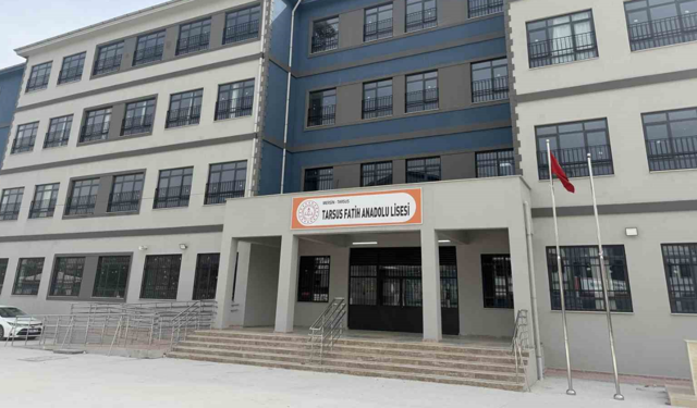 Mersin’de bir lise öğrencisi okulda silahla yakalandı