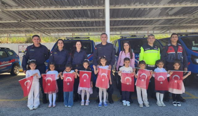 Minik öğrenciler Aliağa Jandarma Komutanlığını ziyaret etti