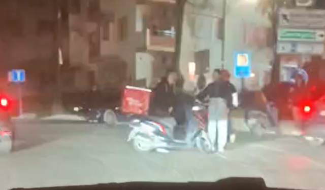 Karabağlar'da sürücü motokurye tarafından araç içinde darbedildi