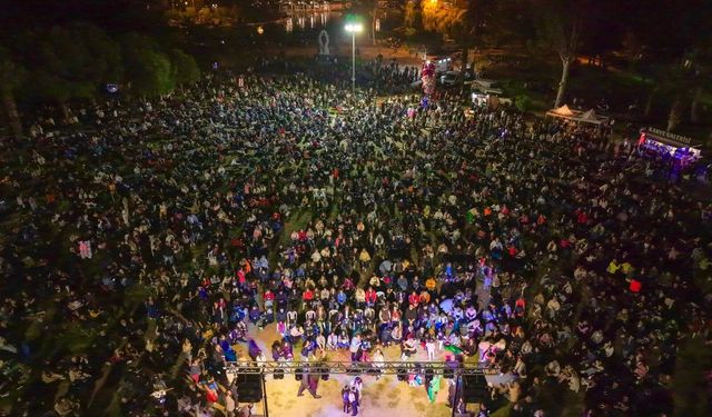 Karşıyaka’da Hıdırellez coşkusu: Binlerce kişi ateşin üzerinden atladı