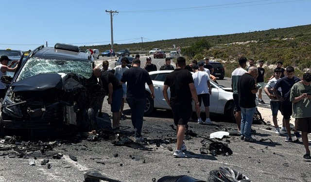 Çeşme’de korkutan kaza: İki sürücü araçta sıkıştı