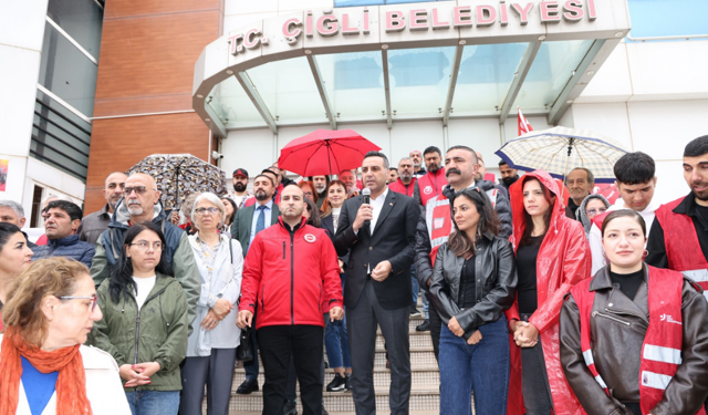 Çiğli'de 1 Mayıs coşkusu: Başkan Yıldız emekçilerle omuz omuza