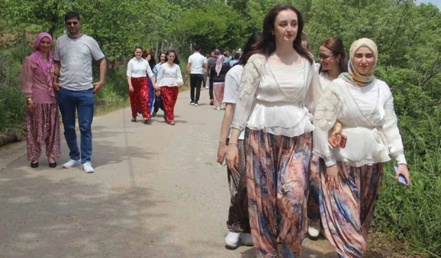 Gençler 1,5 kilometrelik yolda yürüyerek nasiplerini aradı