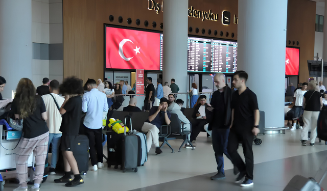Bayram dönüşü başladı: Havalimanlarında yoğunluk