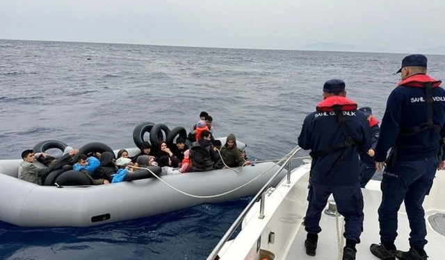 Karaburun açıklarında sürüklenen bottaki 17 göçmen kurtarıldı