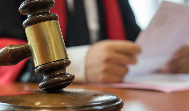 Annesinin şikâyetiyle evde sigara içmesine yasak getirildi