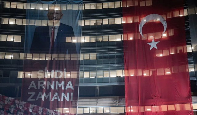 CHP Genel Merkezi'ne Kılıçdaroğlu'nun "Şimdi arınma zamanı" yazılı posteri asıldı