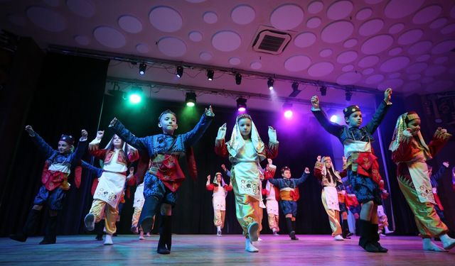 Karşıyaka’da halk dansları sezon finali: 510 kursiyer sahne aldı