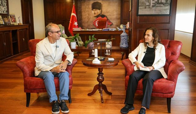Karşıyaka’da Kardeş Kadrajlar buluşması: Fotoğraf yarışmasının birincisi Başkan Ünsal’ın konuğu oldu