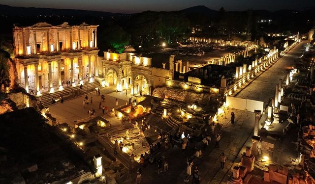 Işıklar altında tarihe yolculuk: Efes Antik Kenti’nde gece müzeciliği başladı