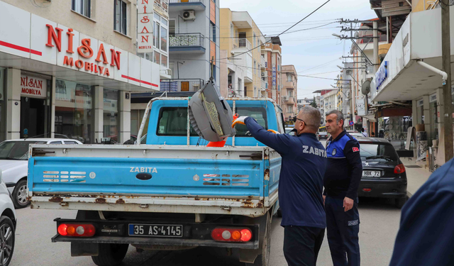 Buca’da kaldırım işgaline geçit yok! Zabıta ekiplerinden sıkı denetim