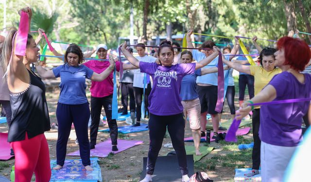 Buca'da kadınlar yazı sporla karşılıyor: Yoga, pilates ve zumbaya yoğun ilgi