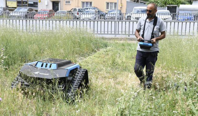 Çiğli Belediyesi’nden teknolojik hamle: Ot biçme robotu göreve başladı
