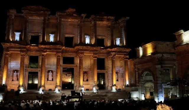 İtalyan Operasının seçkin eserleri Efes'te yankılandı