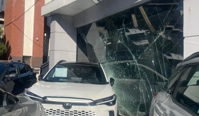 Bornova’da korkutan kaza: Tırın çarptığı otomobil galeriye girdi