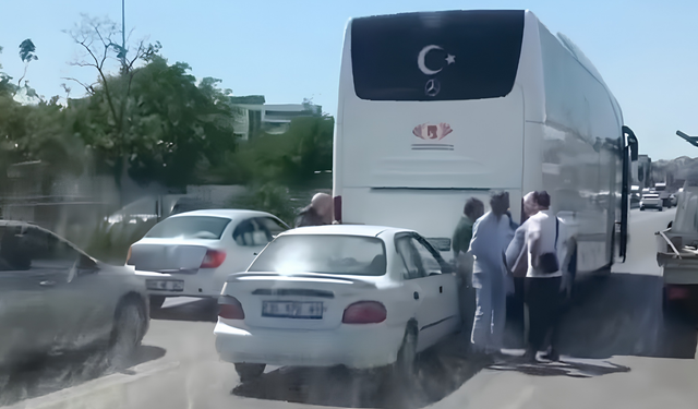 Karşıyaka’da otobüs ile otomobil çarpıştı