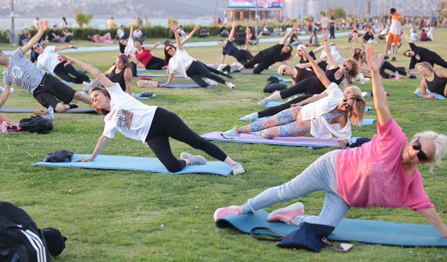 Konak’ta Kordon’da gün batımı eşliğinde spor etkinliği: Genç ruh, mutlu beden