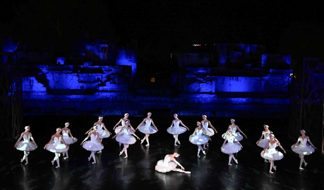 Efes'te sanat şöleni başladı: Kuğu Gölü Balesi Antik Tiyatroda Büyük beğeni topladı