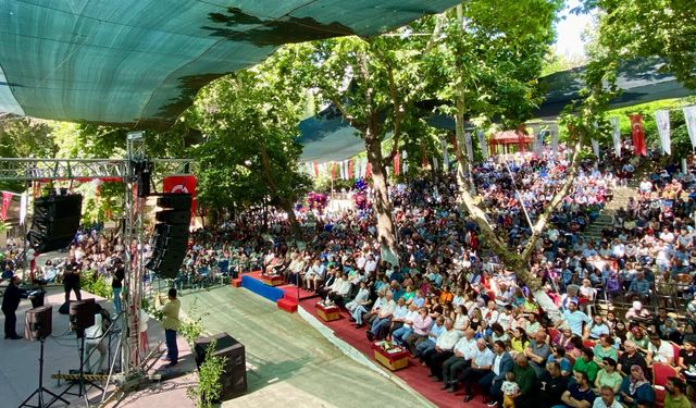 Bademli’de kiraz coşkusu: Sümer Ezgü konseri festivale damga vurdu
