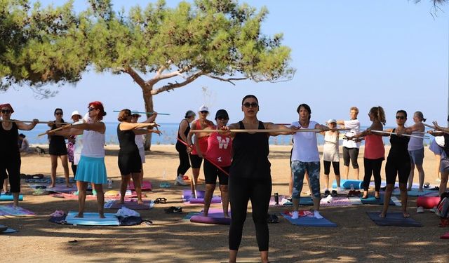 Yeşille mavinin içinde sağlıklı yaşam: Menderes'te sahil pilatesi başladı