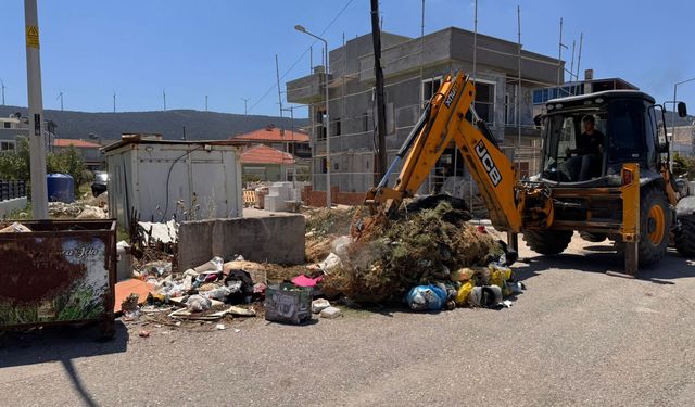 Foça’da kapsamlı temizlik seferberliği: Hacimli atıklar toplandı
