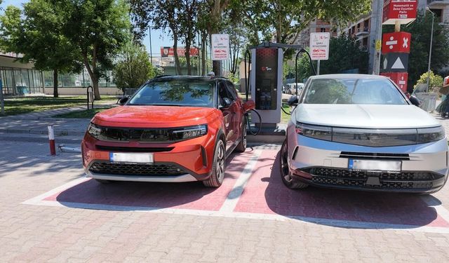Bayraklı'da elektrikli araçlara büyük destek! 10 noktada 20 şarj ünitesi hizmete açıldı