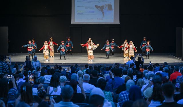 Bornova’da kursiyerlerden görsel şölen: "Dansın Renkleri” büyüledi