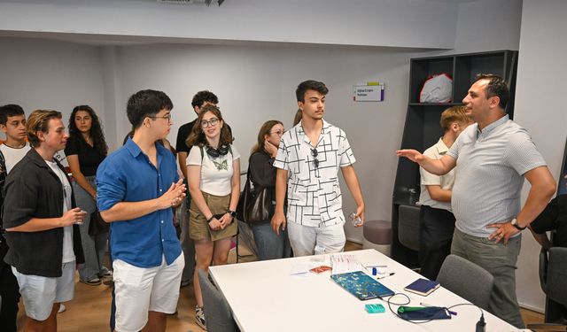 Gülşah Durbay Gençlik Merkezi öğrencileri ağırladı: Sınav stresini teknolojiyle unuttular