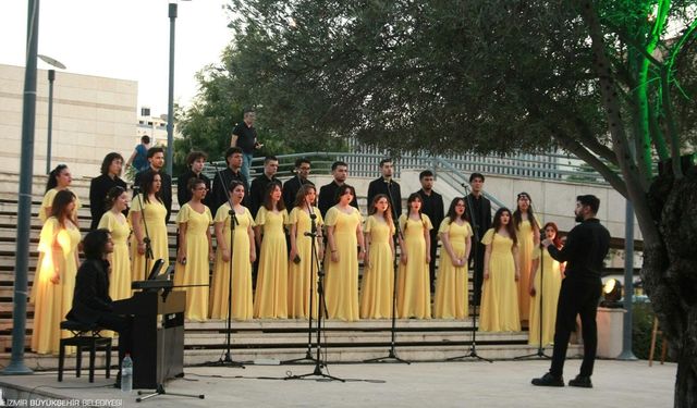 Zeytin Altında Yaz Müziği başladı: Swara Gençlik Korosu’ndan büyüleyici konser