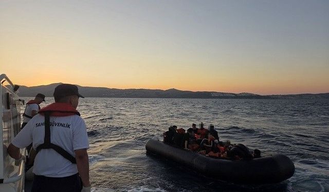 İzmir açıklarında iki ayrı operasyon: Lastik botlardaki 80 düzensiz göçmen yakalandı