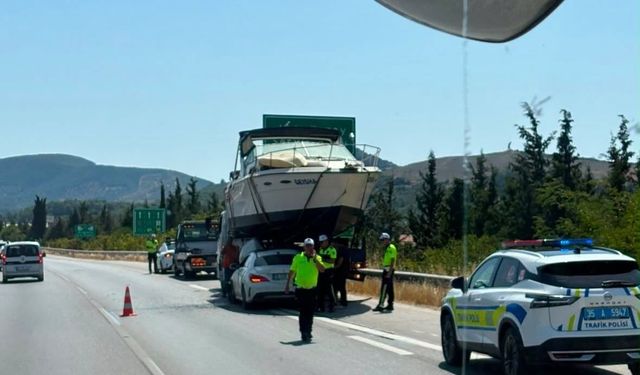 İzmir-Çeşme Otoyolu'nda ilginç kaza: Otomobil tekneyle çarpıştı
