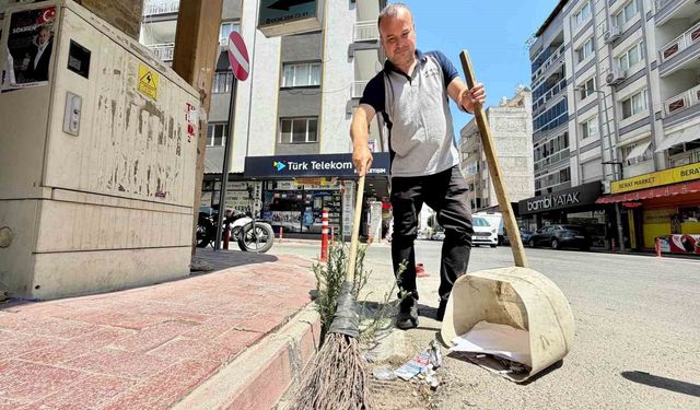 İzmir'de sokakları temizlerken şarkı söyleyen temizlik personeli sosyal medyada fenomen oldu