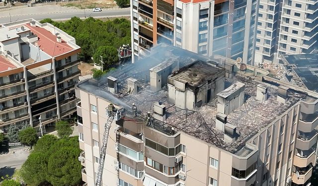 Menemen'de 10 katlı binanın çatısında yangın: Mahsur kalan 3 işçi kurtarıldı