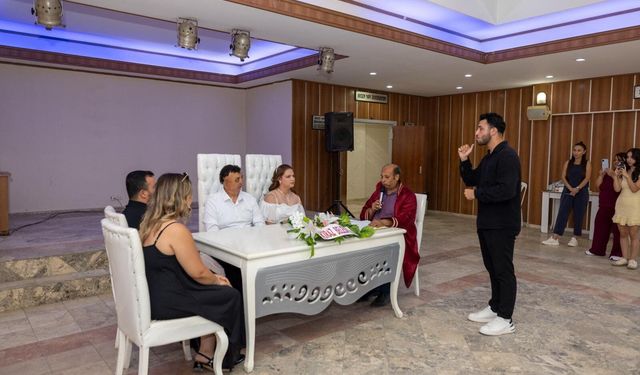 İşaret diliyle “evet” dediler: İzmir Büyükşehir'den sağır çifte tercüman desteği