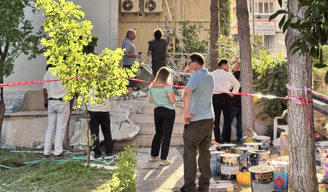 Balçova'da korkutan iş kazası: İskele çöktü, 3 kardeş işçi yaralandı