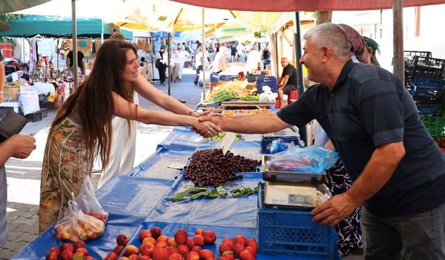 Çeşme Belediye Başkanı Lâl Denizli Alaçatı Pazarı’nda esnaf ve vatandaşlarla buluştu