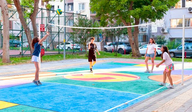 Çocukların talebi gerçekleşti: Konak’taki parka yeni voleybol sahası yapıldı