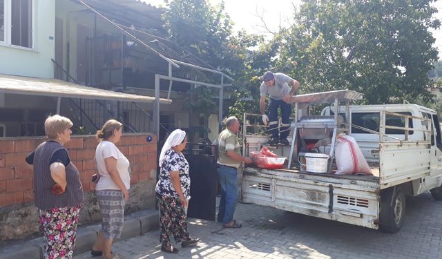 Efes Selçuk'ta salça mesaisi başlıyor: Salça sıkım makinesi mahalle mahalle hizmet verecek