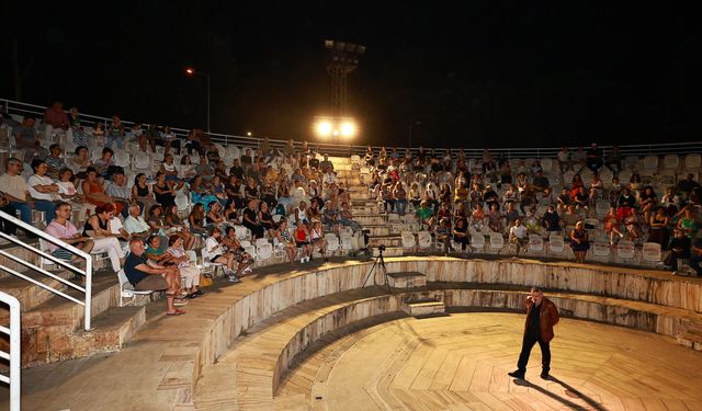 Efes Selçuk'ta tiyatro gecesi! "Haybeden Gerçeküstü Aşk" izleyiciden tam not aldı