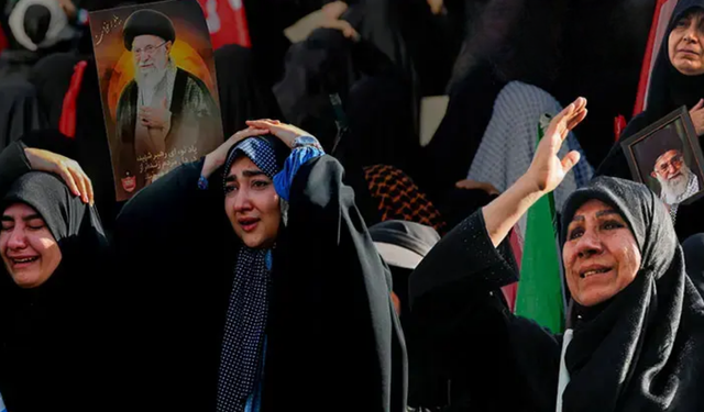ABD ve İsrail'e intikam yemini: Hamaney için Tahran'da cenaze töreni